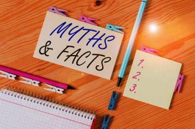 Mitleri ve Gerçekleri gösteren kavramsal el yazısı. İş fotoğraflarında genellikle geleneksel tarihsel olaylar anlatılır. Renkli buruşuk kağıtlar. Ahşap zemin kaplama mandalı..