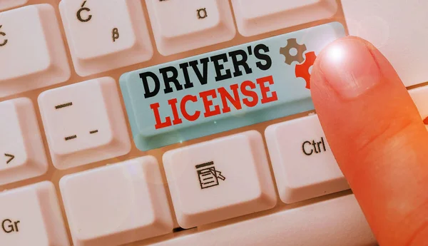 Nota de escritura que muestra la licencia de conducir S. Foto comercial que muestra un documento que permite una demostración para conducir un vehículo de motor . — Foto de Stock