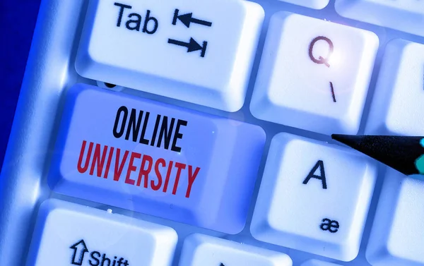 Ordskrivning text Online University. Affärsidé för utbildningsprogram via elektroniska medier. — Stockfoto