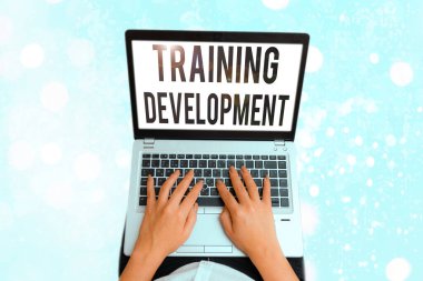 Eğitim Gelişimini gösteren bir not yazıyorum. İş fotoğrafı gösterimi Öğrenme ve genişletme becerileri ve bilgi programı.