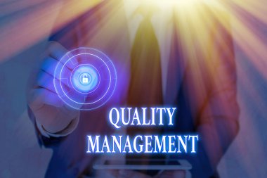 El yazısı Kalite Yönetimi metni. Kavram, mükemmellik seviyesi yüksek standart ürün hizmetlerini sürdürmek anlamına gelir..
