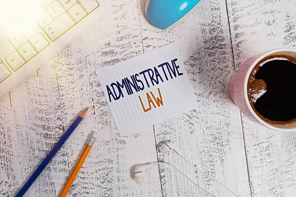 Kelime yazma İdari Hukuk. Hükümetin teknolojik araçları tarafından oluşturulan yönetmelik kuralları konsepti. Renkli hatırlatma kağıdı ofisi klavye faresini sağlıyor..