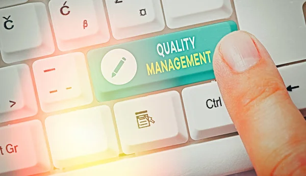 Textový rukopis Management kvality. Koncepce znamenající Udržujte úroveň excelence Vysoký standard služeb. — Stock fotografie