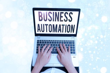 Business Automation 'ı gösteren bir not yazıyorum. Dijital Dönüşüm için iş fotoğrafı sergisi Basitlik İçin Aerodinamik.