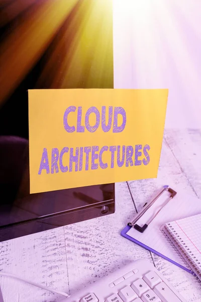 Γραφικό κείμενο που γράφει Cloud Architectures. Έννοια έννοια Διάφορα Μηχανικά Βάσεις Δεδομένων λογισμικών Εφαρμογές Σημείωση χαρτί κολλημένο στη μαύρη οθόνη του υπολογιστή κοντά στο πληκτρολόγιο και σταθερό. — Φωτογραφία Αρχείου