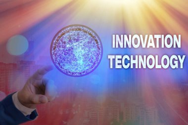 Yenilik Teknolojisi 'ni gösteren bir not yazıyorum. NASA tarafından desteklenen bu görüntünün Yeni Fikir veya Teknik veya Bilimsel Elementler Yönteminin gösterildiği iş fotoğrafı.