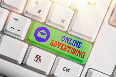 Kelime yazma metni Online Reklamcılık. Ürün ve Hizmetleri Desteklemek İçin İnternet Pazarlaması İş Konsepti.