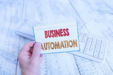 İş Otomasyonu 'nu gösteren metin işareti. Dijital Dönüşüm için kavramsal fotoğraf Basitlik için Akıcı hatırlatıcı kare şeklindeki kağıt beyaz klavye ahşap zemin.