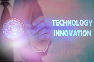 Teknoloji Yeniliği 'ni gösteren bir not yazıyorum. Gelişmiş ağ bağlantılı cihazları gösteren iş fotoğrafı NASA tarafından desteklenen bu görüntünün Yaratıcı Teknik Elementleri.