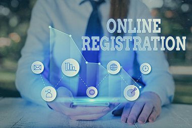 Online Kayıt 'ı gösteren bir not yazıyorum. İnternet üzerinden bir etkinlik kulübüne üye olmak için iş fotoğrafı gösterme süreci.