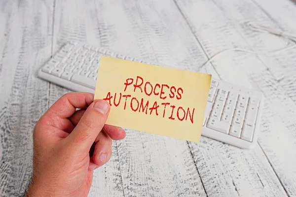 Conceptuele handschrift tonen Process Automation. Zakelijke foto tekst Transformatie Gestroomlijnde robot Om redundantie te voorkomen Man met kleurrijke herinnering vierkante vorm papier houten vloer. — Stockfoto