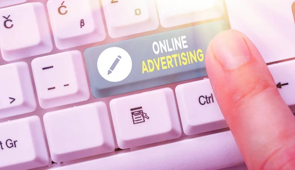 Kézírás szöveg Online reklám. Fogalom jelentése Internet Web Marketing előmozdítása termékek és szolgáltatások. — Stock Fotó