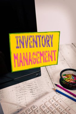El yazısı Envanter Yönetimi. Konsept derken, klavye ve sabit bilgisayar ekranına bantlanmış Stok ve Fiyat Kontrol Defteri Kağıdı 'nı denetleme anlamına geliyor..