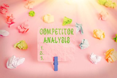 El yazısı Rekabet Analizi. Kavram demek Rekabetçi Piyasanın Güçsüzlüğünü Belirle Renklendirilmiş kağıtlar boş hatırlatıcı pembe zemin çamaşır mandalı.