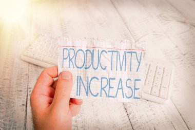 Üretkenlik artışını gösteren kavramsal el yazısı. İş fotoğrafı metni, Ürün Girdisi Adam 'ın renkli hatırlatıcı kare şeklindeki kağıt ahşap zemin tutarak birim başına daha fazla iş yapmasını sağlar.