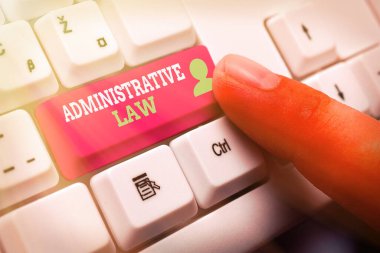 El yazısı İdari Hukuk. Kavram, bir hükümet tarafından oluşturulan yönetmelikler organı anlamına gelir..