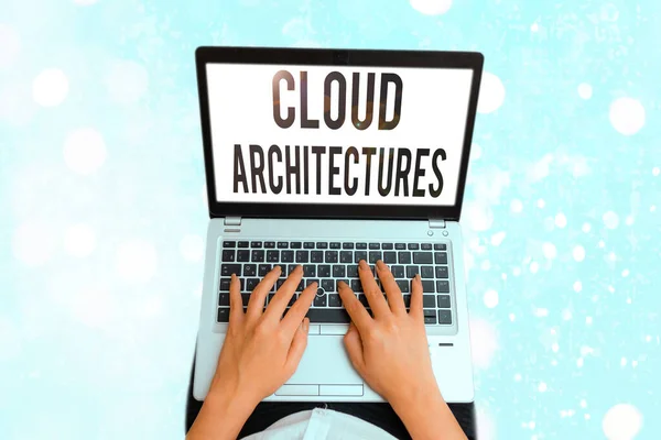 Nota de redação mostrando Arquiteturas na Nuvem. Foto de negócios mostrando várias aplicações de softwares de bancos de dados projetados . — Fotografia de Stock
