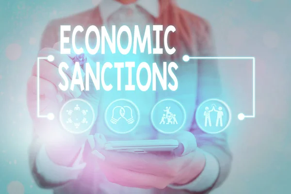 Pisanie słów tekst Sankcje ekonomiczne. Koncepcja biznesowa kary nałożonej na inny kraj Wojna handlowa. — Zdjęcie stockowe