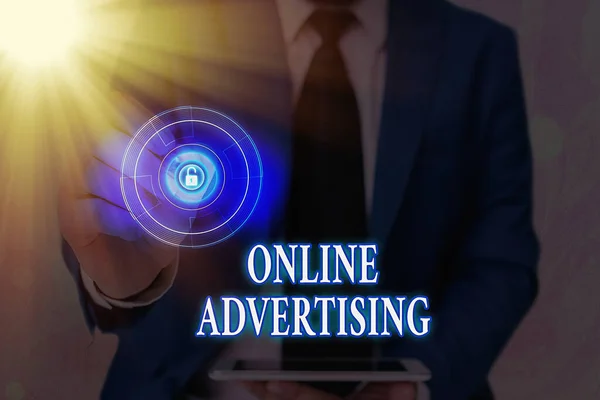 Psaní textu on-line reklama. Koncept znamená internetový marketing pro propagaci produktů a služeb. — Stock fotografie