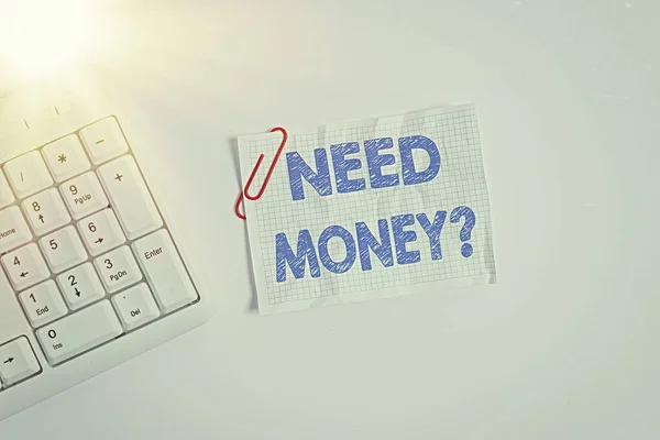 Schrijfbriefje met Need Money Question. Zakelijke foto presentatie vragen iemand als hij geld nodig heeft of bouns Krijg lening Witte pc toetsenbord met lege nota papier boven witte achtergrond. — Stockfoto