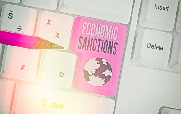 Notatka opisująca sankcje gospodarcze. Biznesowe zdjęcie pokazujące karę nałożoną na inny kraj Wojna handlowa. — Zdjęcie stockowe