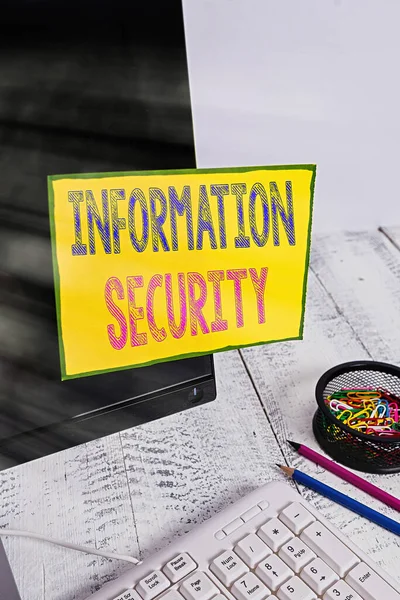 Handschrift tekst Informatiebeveiliging. Concept betekent INFOSEC Het voorkomen van ongeoorloofde toegang Wordt beschermd Notenpapier vastgebonden aan zwart computerscherm in de buurt van toetsenbord en stationair. — Stockfoto