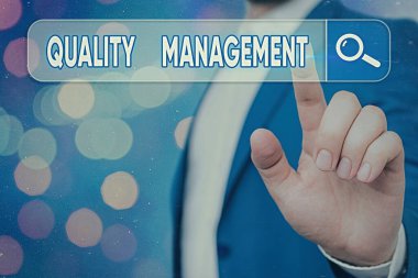 Kalite Yönetimini gösteren metin işareti. Kavramsal Fotoğraf Mükemmellik Seviyesi Yüksek Standart Ürün Hizmetlerini Koru.