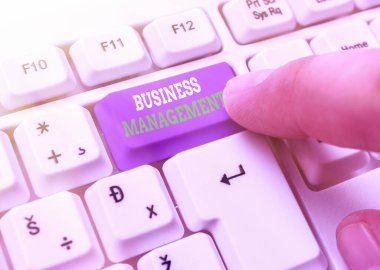 Kelime yazma İş Yönetimi. İş Koordinasyon Operasyonlarını Denetleme konsepti.