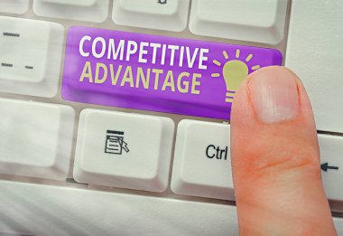 Rekabetçi Avantajı gösteren metin işareti. Kavramsal fotoğraf şirketi başka bir elverişli iş pozisyonunun sınırında..