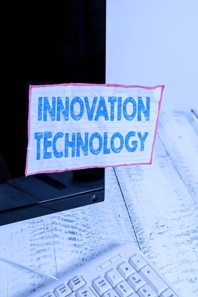 Innovation Technology 'yi gösteren kavramsal el yazısı. İş fotoğrafı metni Yeni Fikir veya Teknik veya Bilimsel Nesneler Yöntemi Kağıt İşaretleme Kağıt ekranı Beyaz klavye yakınında ekranı. — Stok fotoğraf