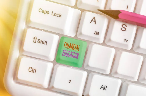 Testo calligrafico Educazione finanziaria. Concetto significato Comprensione di aree monetarie come Finanza e Investire . — Foto Stock