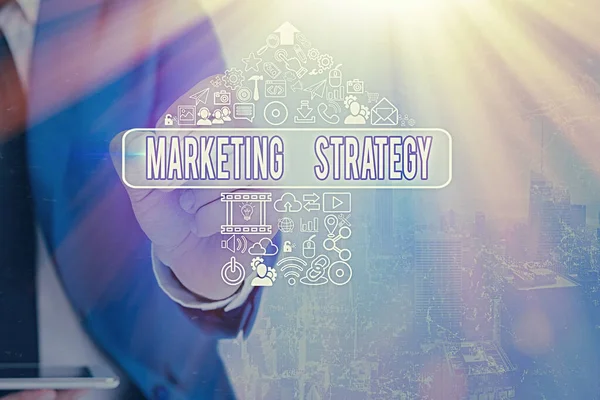 Handschriftliches Textschreiben Marketing Strategy. Konzept bedeutet Schema, wie man Produkte Dienstleistungen Geschäft legen. — Stockfoto