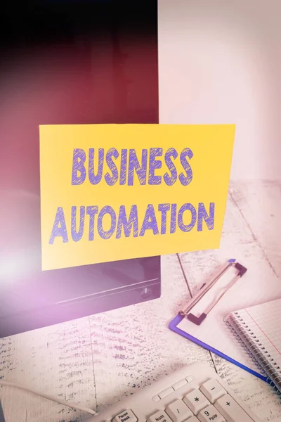 Handschrift tekst schrijven Business Automation. Concept betekent voor Digitale Transformatie Gestroomlijnd voor Eenvoud Notitie papier getapet op zwart computerscherm in de buurt van toetsenbord en stationair. — Stockfoto