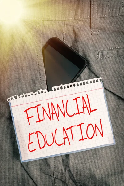 Escribiendo nota mostrando Educación Financiera. Exhibición de fotos de negocios Comprender áreas monetarias como Finanzas e Inversión Dispositivo de Smartphone dentro de los pantalones Papel de bolsillo delantero . —  Fotos de Stock