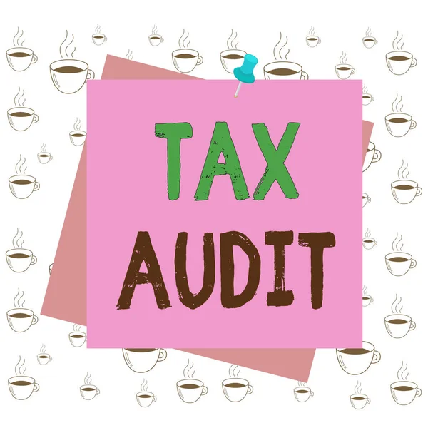 Zapisuje se poznámka o daňovém auditu. Obchodní fotografie zobrazující kontrolu nebo ověření obchodní nebo individuální daňové přiznání Připomenutí barvy pozadí připínáček připínáček připínáček čtverec. — Stock fotografie