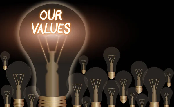 Написание рукописного текста "Наши ценности". Концепция означает вещи, которые вы считаете важными, как вы живете и работаете . — стоковое фото