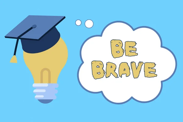 Texto de escritura de palabras Sé valiente. Concepto de negocio para enfrentar y soportar el peligro o el dolor mostrando coraje Bold 3D Graduation Cap Thinking Resting on Bulb with Blank Cloud Thought Bubble . —  Fotos de Stock