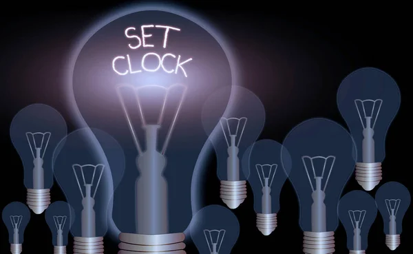 セットクロックを示すメモを書く。ビジネス写真は、それを適切な時間に配置するか、後で時計の時間を変更します. — ストック写真