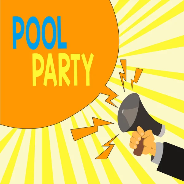Textschild mit Poolparty. Konzeptionelle Foto-Feier, die Aktivitäten in einem Schwimmbad Male Hu Analyse Hand hält Megafon schreien und leere Sprechblase umfasst. — Stockfoto