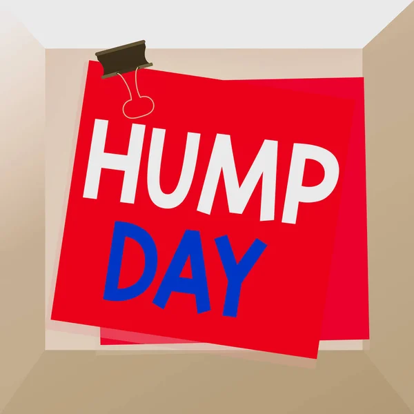 Conceptueel handschrift met Hump Day. Zakelijke foto presentatie beklimmen van een spreekwoordelijke heuvel te krijgen door middel van een moeilijke week woensdag Papier geplakt bindmiddel clip kleurrijke achtergrond herinnering memo. — Stockfoto