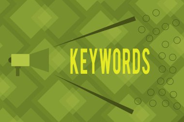 Anahtar kelimeleri gösteren not yazılıyor. Büyük öneme sahip bir kod kavramının anahtarı görevi gören iş fotoğrafı tanıtımı kelimesi Gürültü ve Ses Aralığı Kamu Duyurusu için Genişletiliyor.