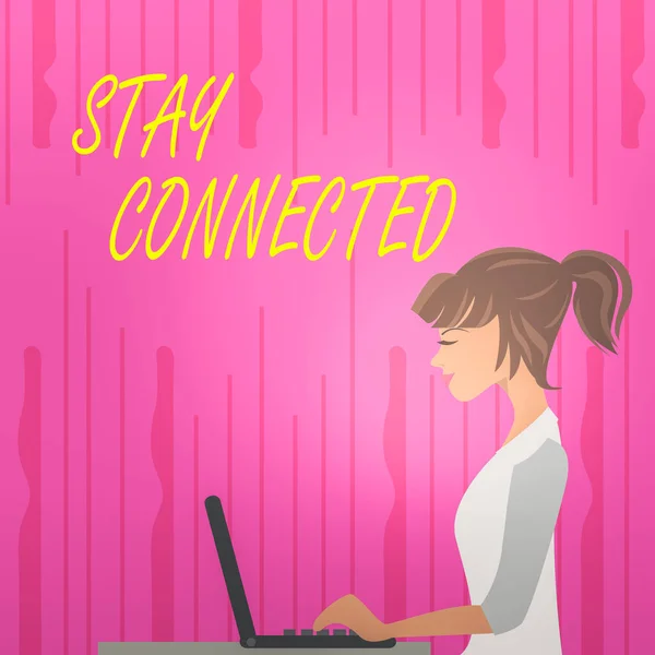 Znak tekstowy pokazujący Stay Connected. Koncepcyjne zdjęcie, aby pozostać mając społeczne profesjonalne zdjęcie relacji handlowych Young Busy Woman Siedząc Side View i pracy na laptopie. — Zdjęcie stockowe