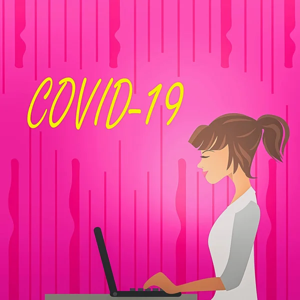 Σήμα κειμένου που δείχνει το Covid19. Εννοιολογική φωτογραφία ήπια έως σοβαρή αναπνευστική ασθένεια που προκαλείται από μια coronavirus φωτογραφία της νεαρής πολυάσχολη γυναίκα κάθεται πλευρά και εργάζονται για το laptop της. — Φωτογραφία Αρχείου