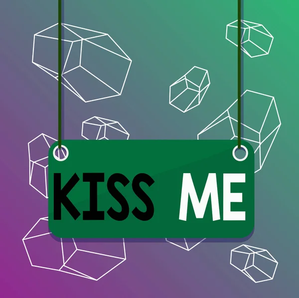 Woord schrijven sms 'je Kiss Me. Business concept voor informeel verzoek om mijn lippen te raken met uw lippen of druk tegen Board color achtergrond plank bevestigd tekenreeks paneel rechthoek leeg oppervlak. — Stockfoto
