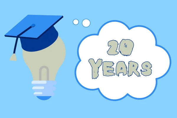 Ordskrivning text 20 År. Affärsidé för att minnas eller hedra speciell dag för att vara 20 år i existens 3D Graduation Cap tänker Vila på glödlampa med Blank Cloud tankebubbla. — Stockfoto