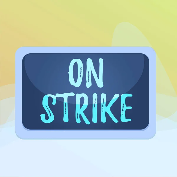 Una nota scritta che mostra "On Strike". Business photo showcase rifiutare di continuare a lavorare a causa di una discussione con un bordo del datore di lavoro rettangolo cornice bianca spazio vuoto superficie di colore fisso tavola . — Foto Stock