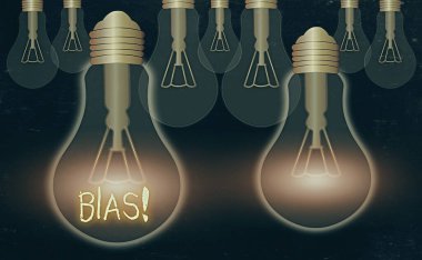 Bias'ı gösteren bir not yazıyorum. Bir gösterici grubuna karşı eğim veya önyargı gösteren iş fotoğrafı.