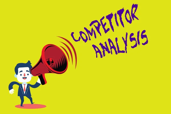 Handschrifttekst Competitor Analysis. Concept betekent Bepaal de kracht zwakte van de concurrerende markt Man in pak Oorkussen staande Bewegend met een megafoon met geluid pictogram. — Stockfoto