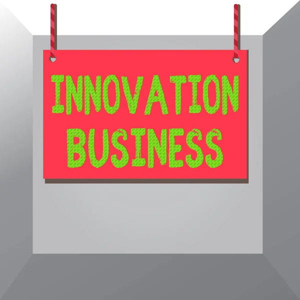 Innovation Business 'ı gösteren kavramsal el yazısı. İş fotoğrafı gösterimi Yeni Fikirler Çalışıyor Metodoloji Hizmetleri Tahta tahta boş çerçeve Renkli çizgili sicim. — Stok fotoğraf