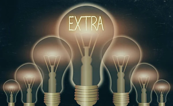 Γράφοντας κείμενο λέξη Extra. Επιχειρηματική ιδέα για προστιθέμενη σε υπάρχοντα ή συνήθη αριθμό ποσό επιπλέον κανονική δώσει περισσότερα. — Φωτογραφία Αρχείου